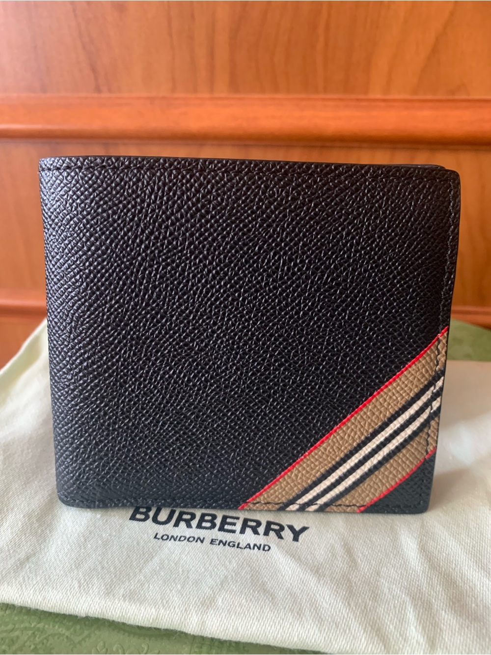 Burberry Icon Stripe Billfold Wallet 🖤❤️